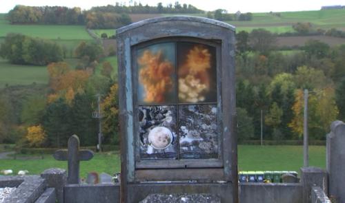 "A la vie, à la mort" : intégration d'oeuvres d'art au cimetière de Grand-Marchin