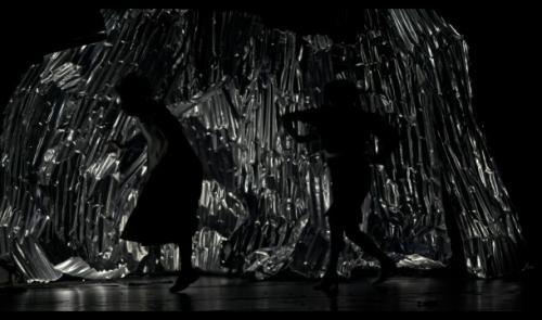 "Elenit" : un spectacle hellénique qui mélange danse, cirque et illusions d'optique