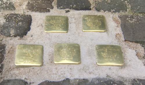 "Pire que le bruit des bottes : le silence des pantoufles"