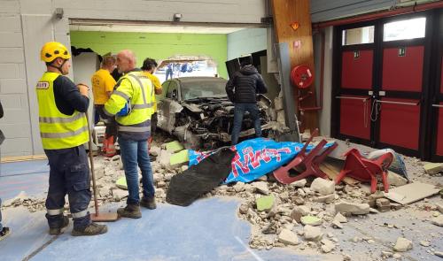 Flémalle : une voiture traverse à nouveau le mur du hall omnisports !