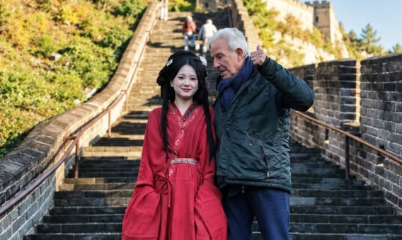Un artiste liégeois à Pékin ! Jacques Charlier représente la Belgique en Chine