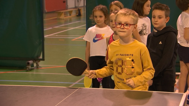 130 enfants invités à la table de ping-pong