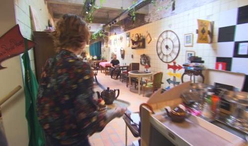Des enchères dans un salon de thé pour survivre aux travaux