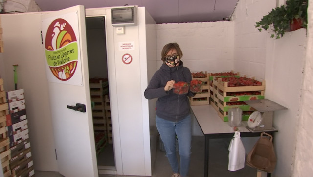 A l'arrêt complet Manon Lepomme vend des fraises