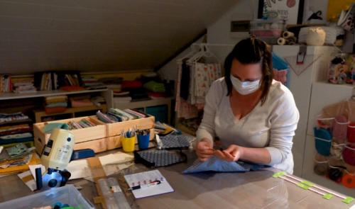 Des couturières indépendantes s'organisent face à la pénurie de masques