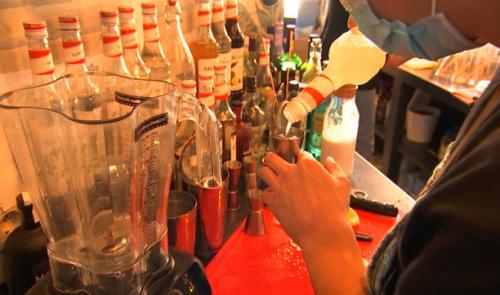 Des cocktails fraichement préparés par un barman, livrés à domicile