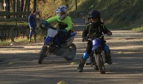 Les débuts de très jeunes motards en stage avec Richard Hubin