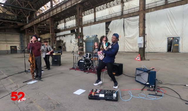 52 on stage: Out Of The Zoo