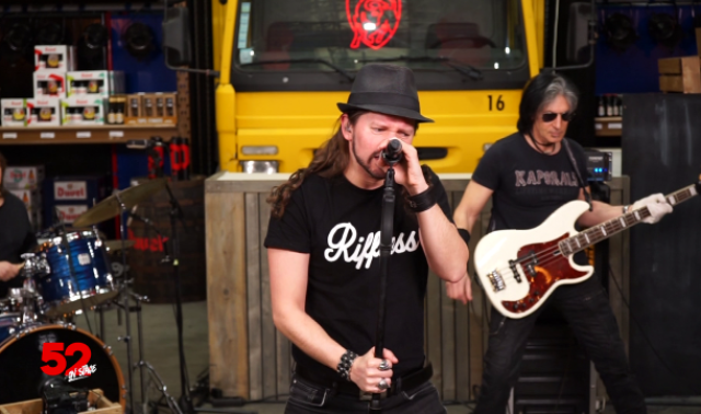 52 on stage: Riffless