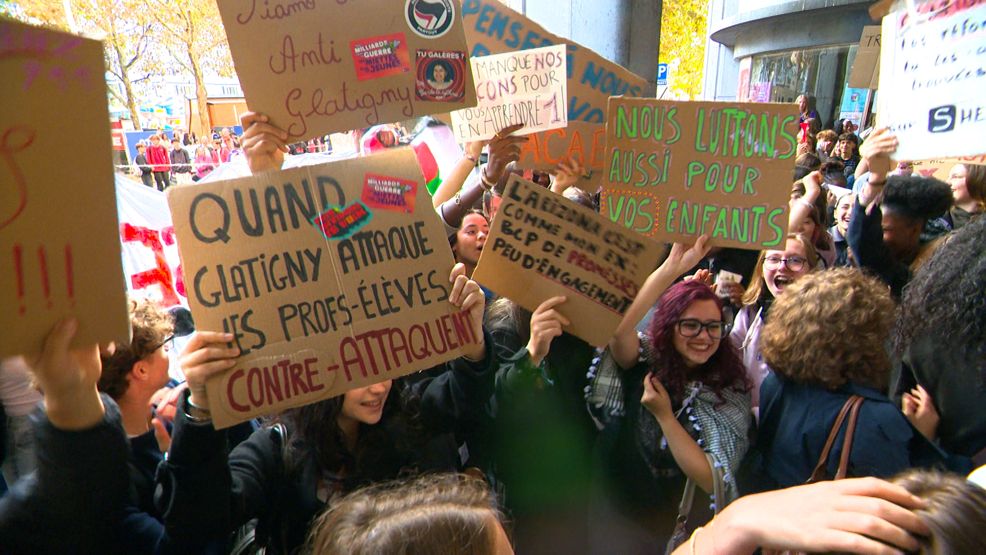 De nouvelles manifestations, globalement pacifiques, d'élèves devant les écoles