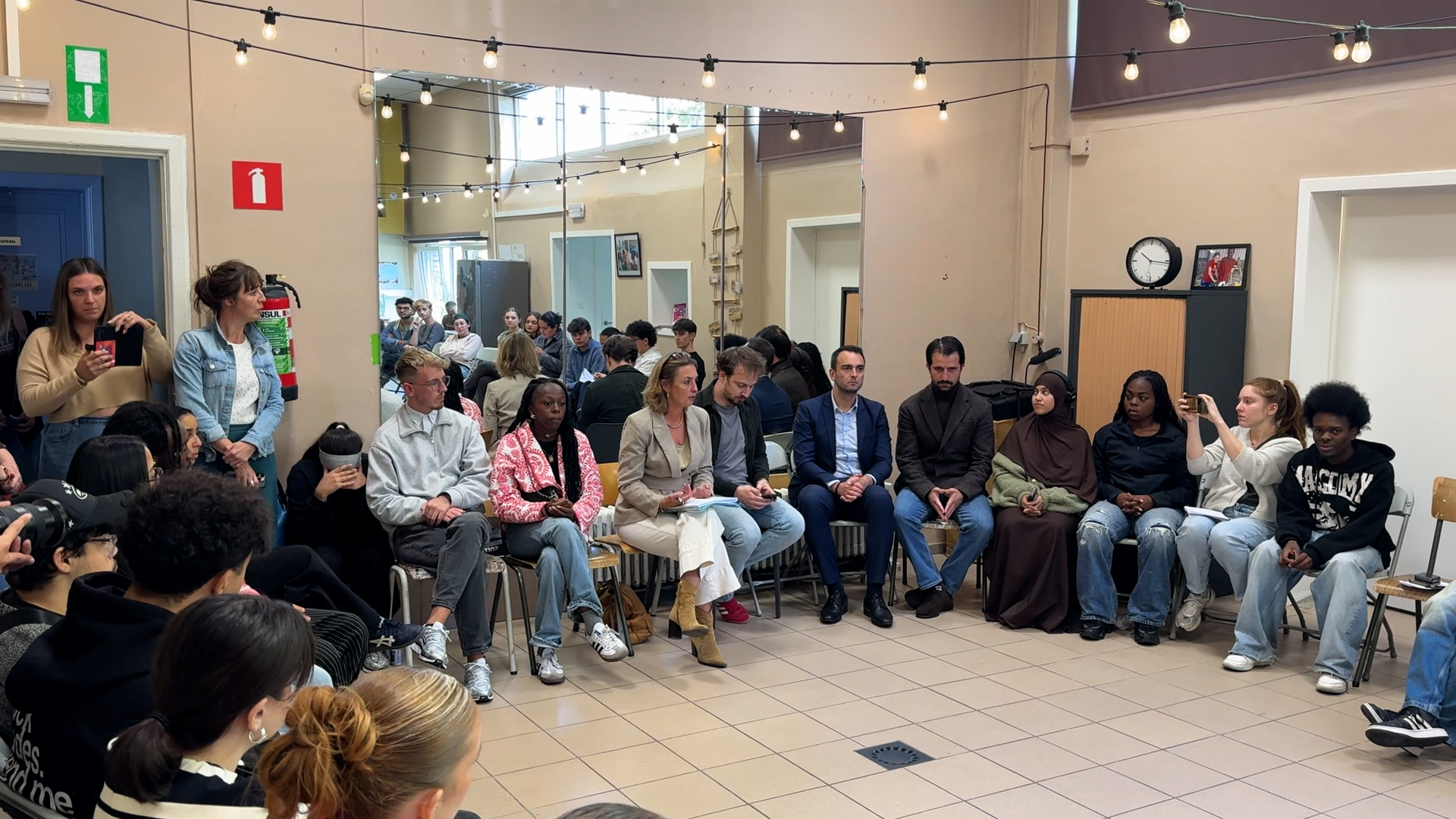 Une trentaine de jeunes confient leurs inquiétudes à la ministre de la Jeunesse