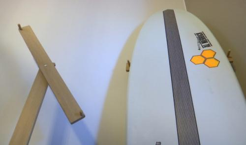 Des supports pour ranger des planches de surf fabriqués à Remicourt