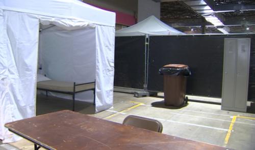 A l'intérieur du centre de confinement pour sans-abri