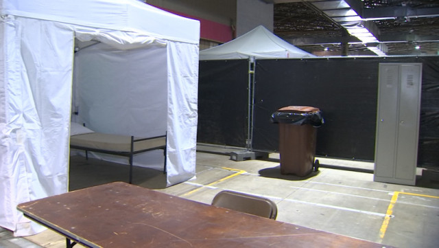A l'intérieur du centre de confinement pour sans-abri
