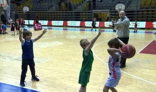 Au nom du ballon : des enfants coachés par des pros