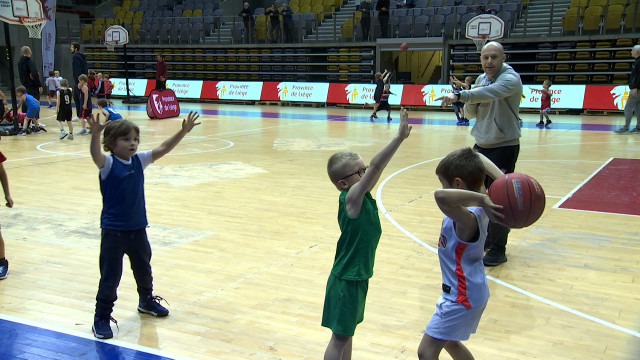 Au nom du ballon : des enfants coachés par des pros