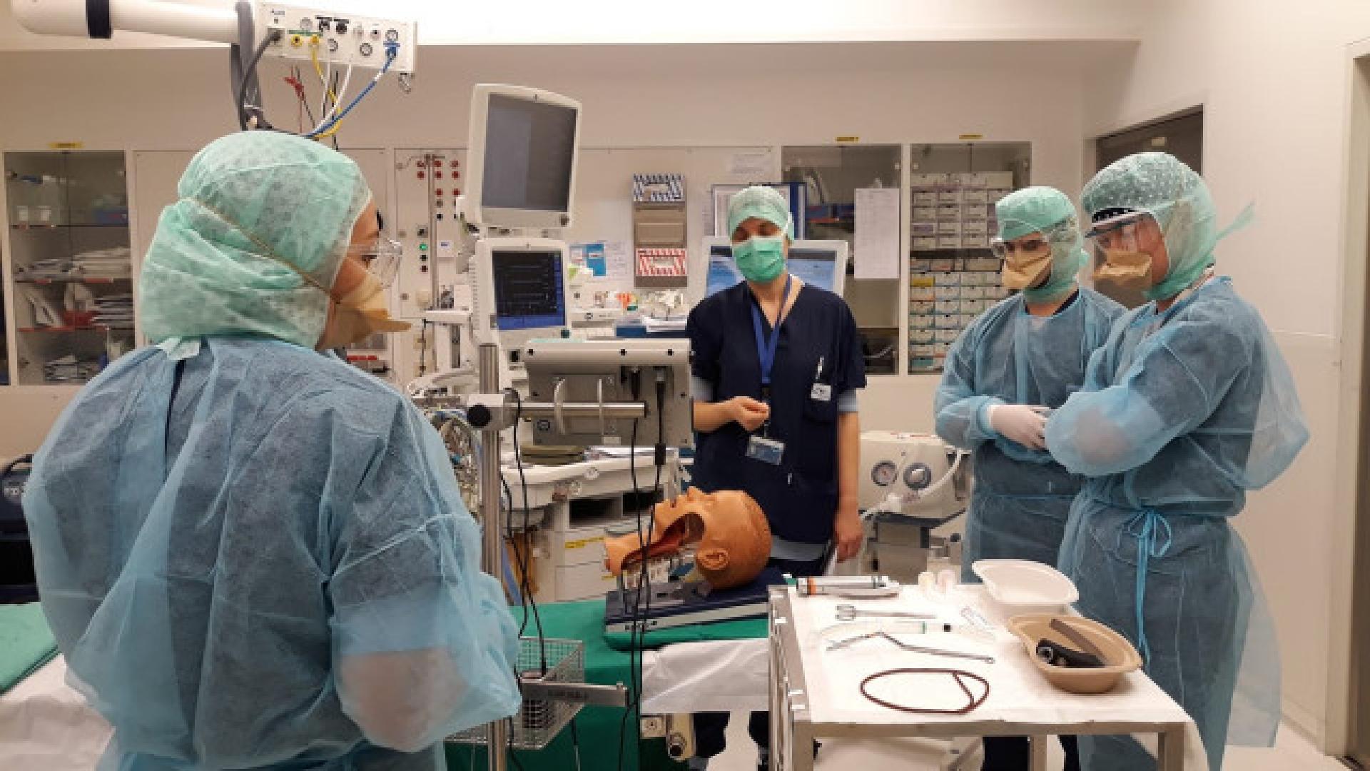 CHU-Covid-19 : infirmiers et anesthésistes apprennent à s'équiper