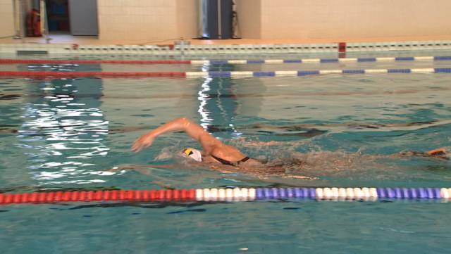 Confinement aquatique: Valentine Dumont garde la forme!