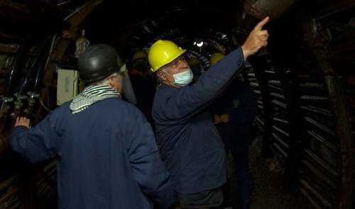 Dans la mine en mémoire d'un père qu'il cherche toujours...