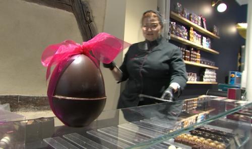 Derniers jours de travail pour les chocolatiers avant Pâques