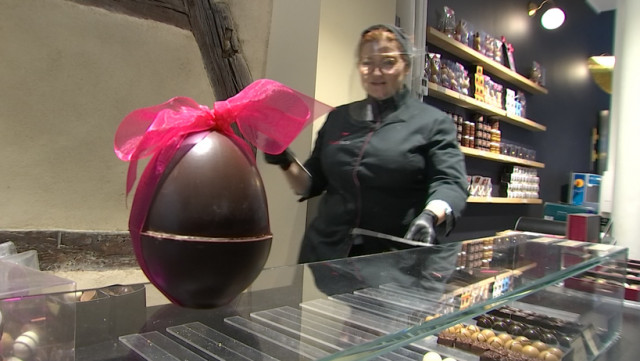 Derniers jours de travail pour les chocolatiers avant Pâques
