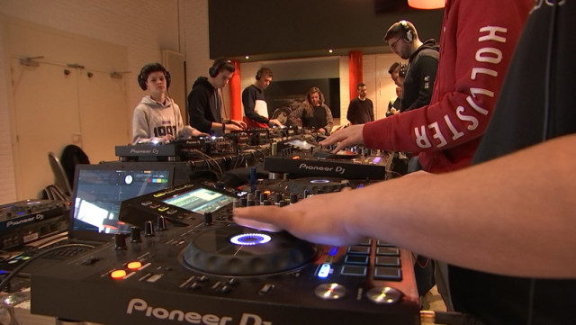 Des Dj's s'entraînent au Standard