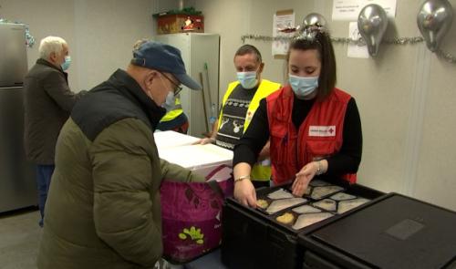 Distribution de repas festifs pour les sinistrés