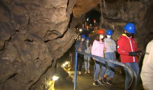Surprise à Comblain-au-Pont : les Francophones sont les plus nombreux à la grotte