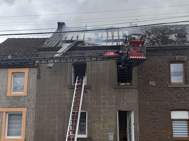 Important incendie à Gîves : deux maisons détruites, une famille nombreuse relogée d’urgence