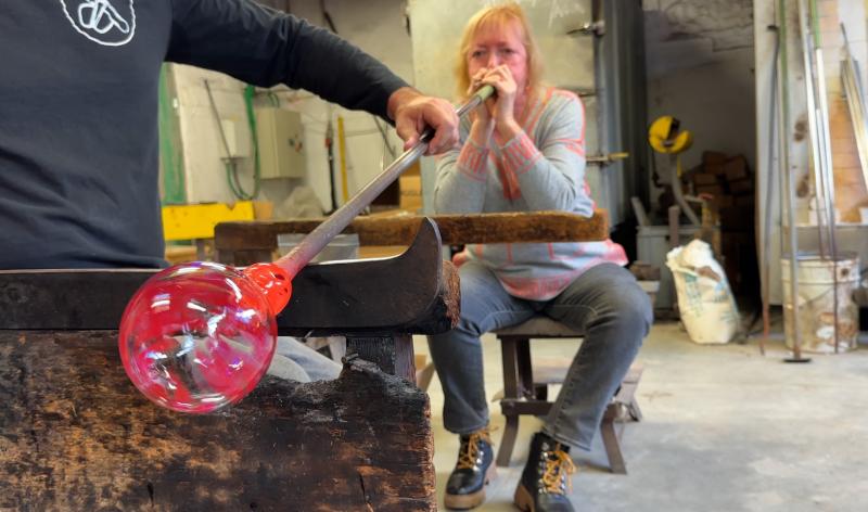 Un artisan de Crisnée propose de souffler sa propre boule de Noël