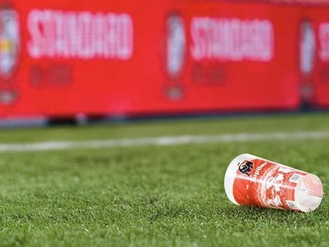 Standard : fin de l'interdiction des gobelets en tribune