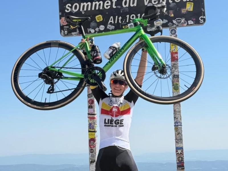 Elle a gravi le Mont Ventoux 15 fois en 5 jours ! Pari fou réussi pour Delphine Thirifays