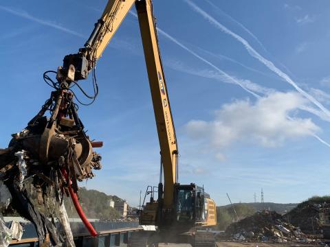Début de l'évacuation des déchets entreposés en bord de Meuse à Engis