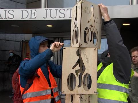 Des suspensions du prononcé accordées à trois militants cyclistes auteurs de graffitis