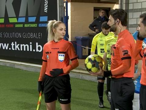 Melissa Lejaer, entre le drapeau et  la ligne de touche 