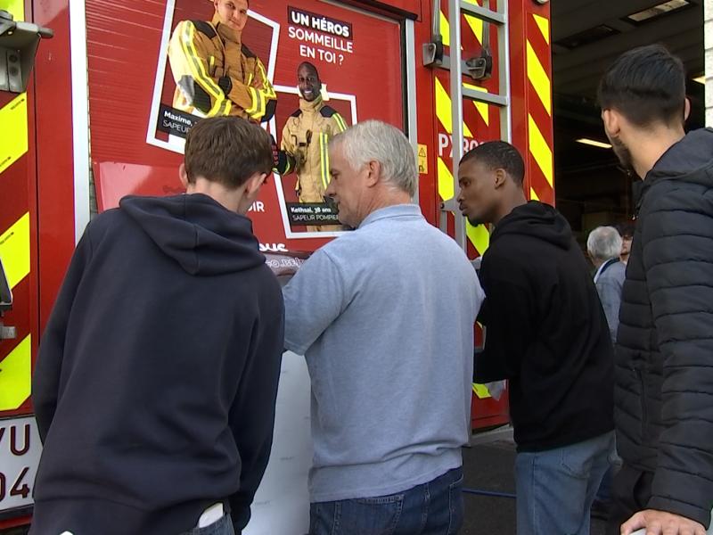 Des élèves en travaux pratiques à la caserne de Huy