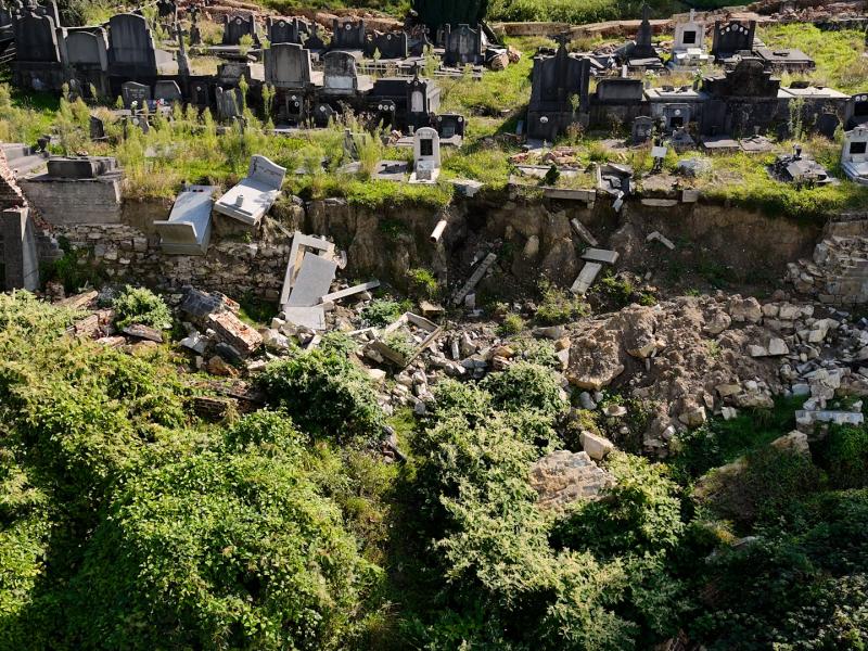 Quatre mois après les inondations, le cimetière de Souverain-Wandre est toujours dans le même état