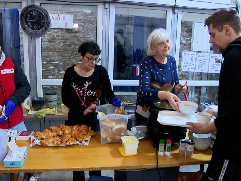 Un repas de fête offert par les bénévoles de la Croix-Rouge de Liège