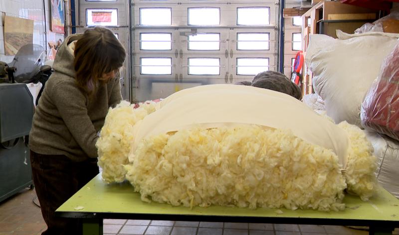 Liège : des matelas artisanaux en laine belge