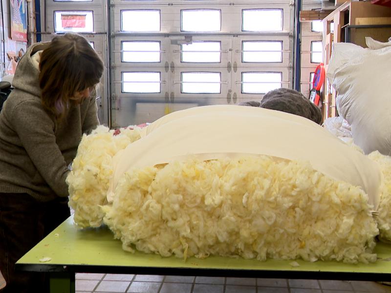 Liège : des matelas artisanaux en laine belge