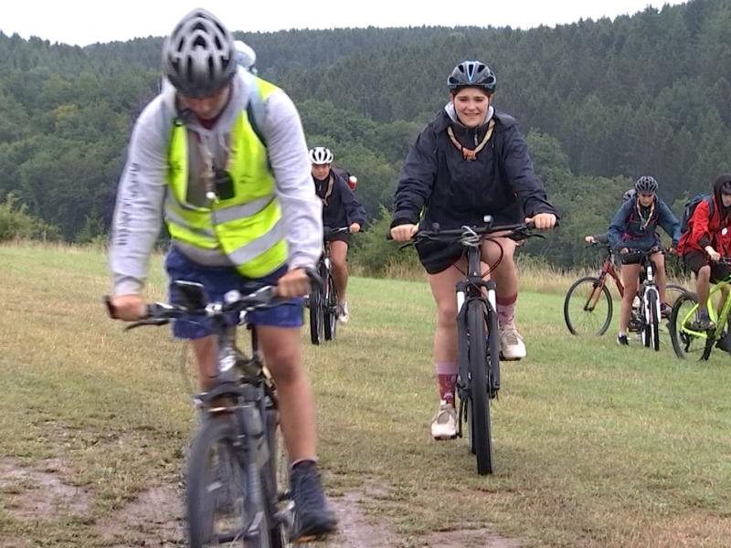 Pour leur camp d'été, les pionniers de Milmort sillonnent la province du Luxembourg... à vélo !