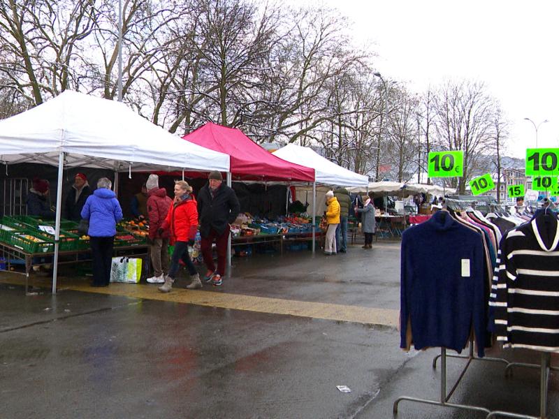 Le marché de Chênée tourne au ralenti sous le froid hivernal