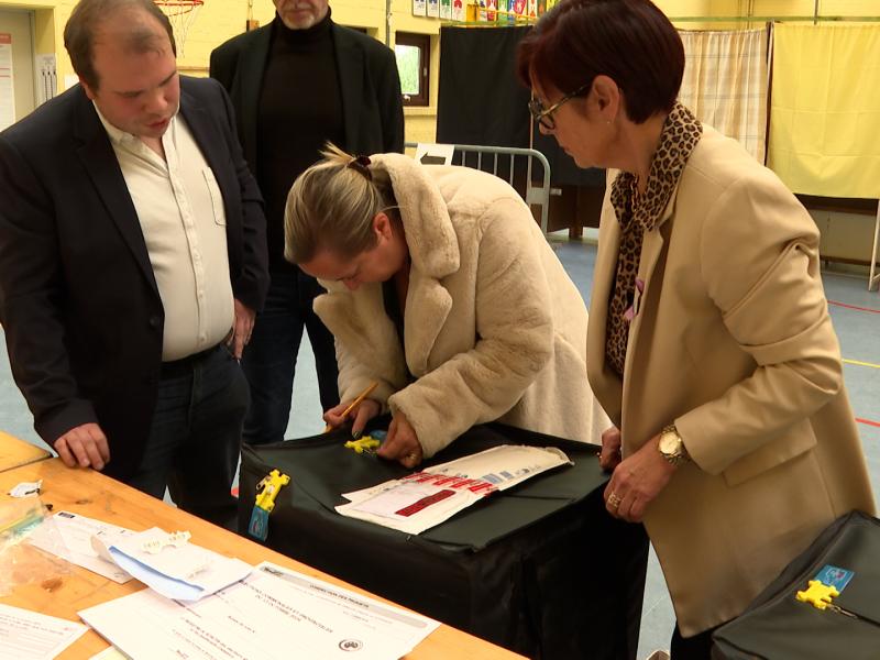 Fermeture d'un bureau de vote et début de dépouillement à Berloz