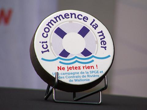 "Ici commence la mer. Ne jetez rien! "
