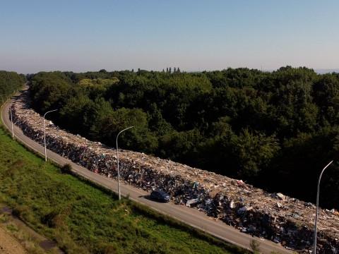 10 km de déchets entreposés sur une autoroute abandonnée