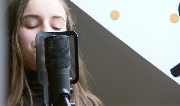 Zoé, jeune auteure-compositrice-interprète liégeoise