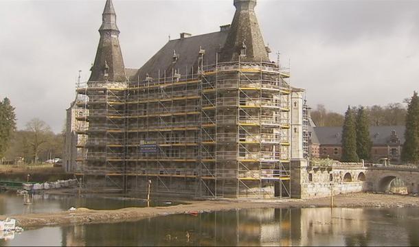 Le château de Jehay cerné par... les échafaudages !