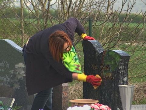 Une Wanzoise entretient et fleurit les sépultures 