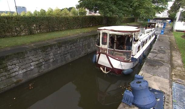 Promenade sur le canal de l'Ourthe dans un bateau centenaire