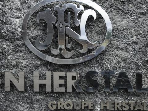 Un huissier aux grilles de la FN Herstal 